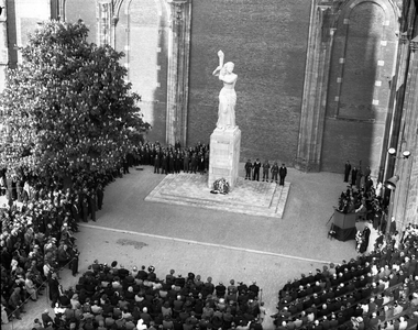 821030 Gezicht op het Verzetsmonument op het Domplein te Utrecht, tijdens Dodenherdenking, kort na de onthulling van ...